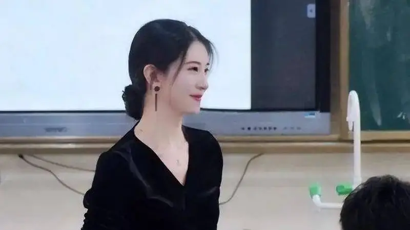 女老师穿“孕妇装”上课被举报，家长：薄如蝉翼，孩子上课都分心