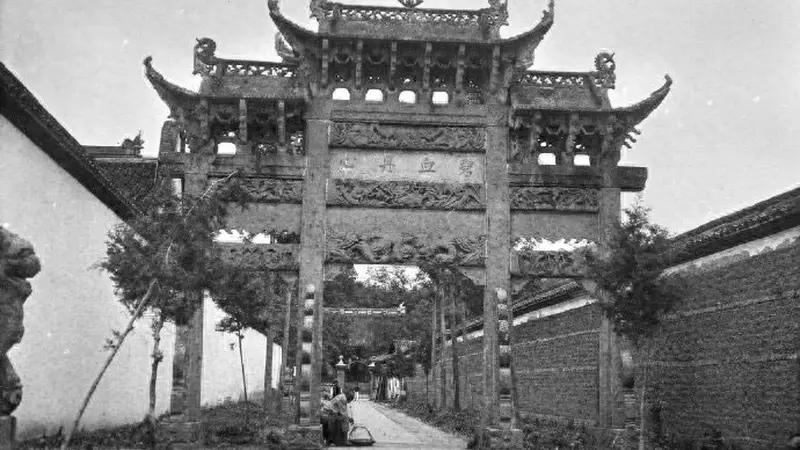 百年前杭州：雷峰塔摇摇欲坠，岳飞墓地完好，秦桧跪像加装了栅栏