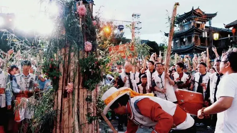 20℃的丽江，暑期活动太卷了！民谣、电音、火把节……你想玩的都在这里
