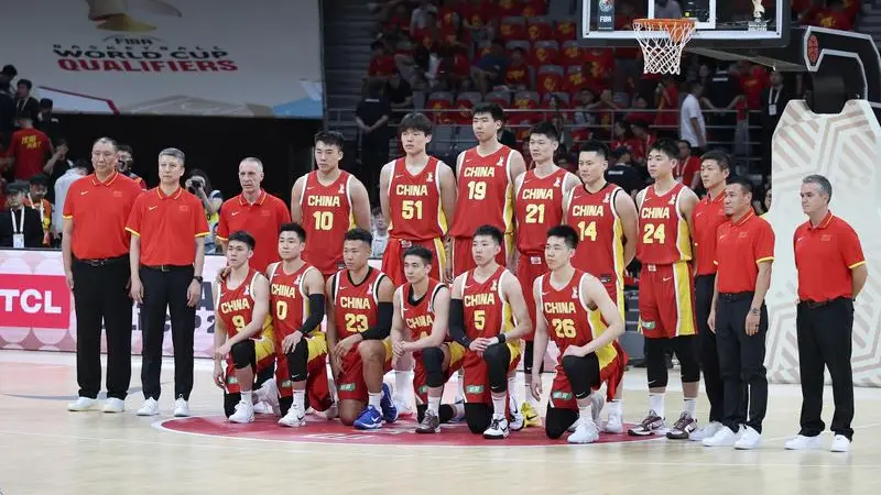 半场战报-贺希宁10分杨瀚森5分2犯 中国男篮10分落后日本