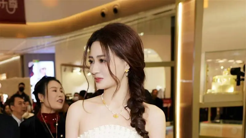 徐璐米白抹胸珍珠长裙惊艳出圈！柔美又温婉，清冷高雅直接封神！