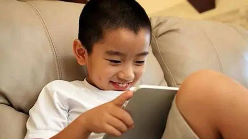 孩子沉迷手机,不是贪玩,是现实生活太匮乏,家长做好这几点
