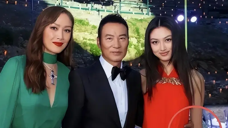 原创71岁任达华香港素颜逛街像50+,闺女太火辣,胸大腿长有明星范