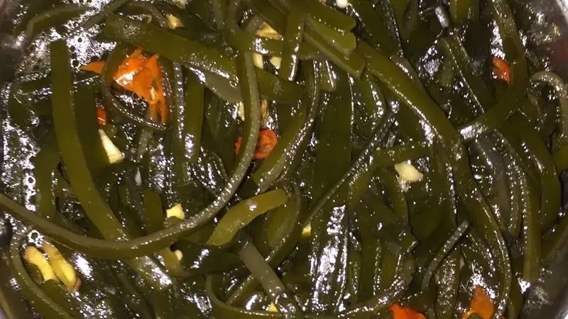 凉拌海带丝的家常做法,拌一盆酸辣海带丝,既是下饭菜,又能当下酒菜,三伏天必备凉拌菜!