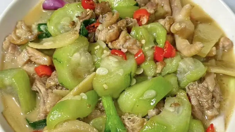 鸡肉丝瓜这搭配,焖煮出的滋味竟如此醉人