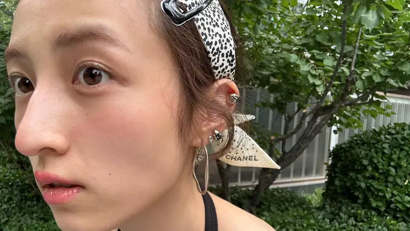 张子枫晒户外随拍引热议 脸颊凹陷瘦成了“纸片人”