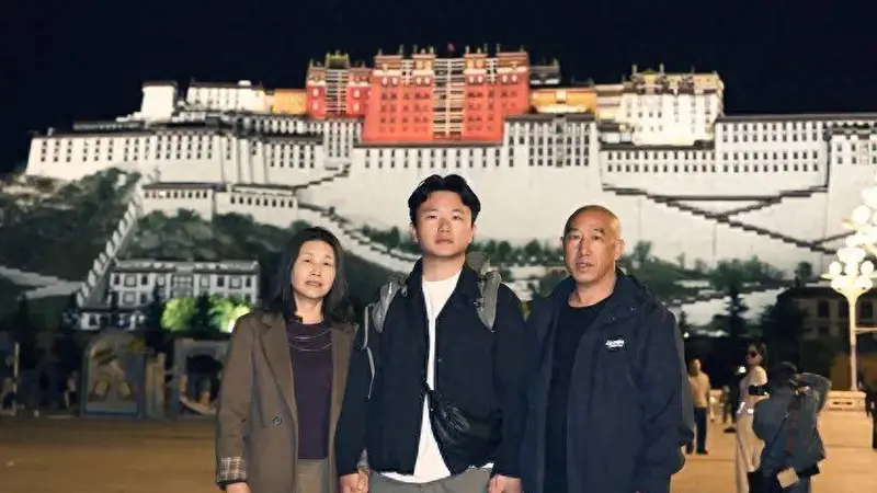 小伙带父母花2.5万元从广州打出租车7天开3000多公里到西藏，司机最新回应