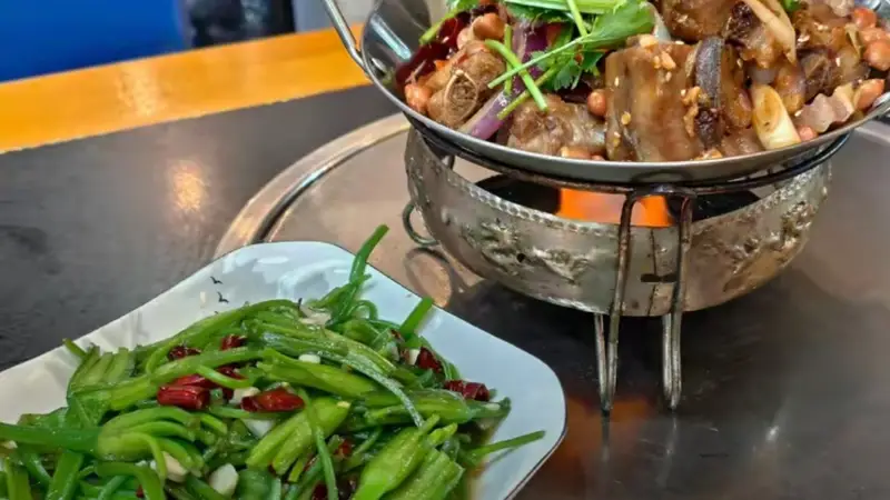 丽江雨季寻味|野生菌火锅科普指南,大研古城觅食避坑全梳理