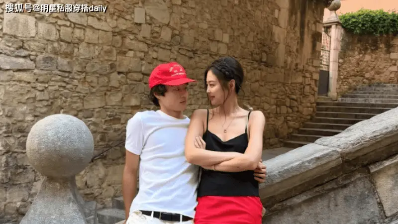 Jennie换了“黑红装”后大变样！穿黑吊带搭小红裙，编发美艳高级