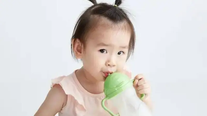 辅食代替一顿奶?1岁前奶仍是主食,别本末倒置!