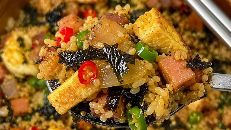 满碗都是料！海苔碎遇上煎午餐肉，这碗藜麦拌饭香到舔盘子。