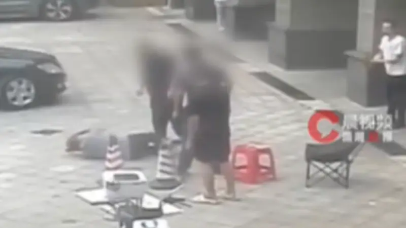 长沙店主劝挪奔驰被两男子打骨折，警方：两名嫌疑人已被刑拘