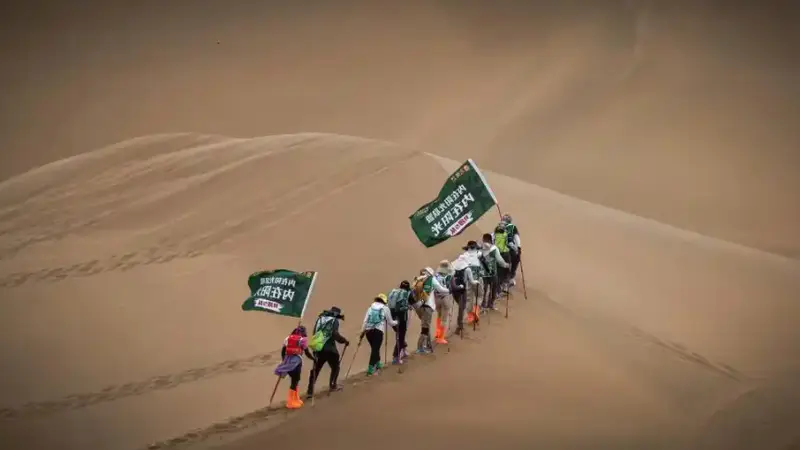 戈壁徒步：当眼睛“失业”，内心开始说话