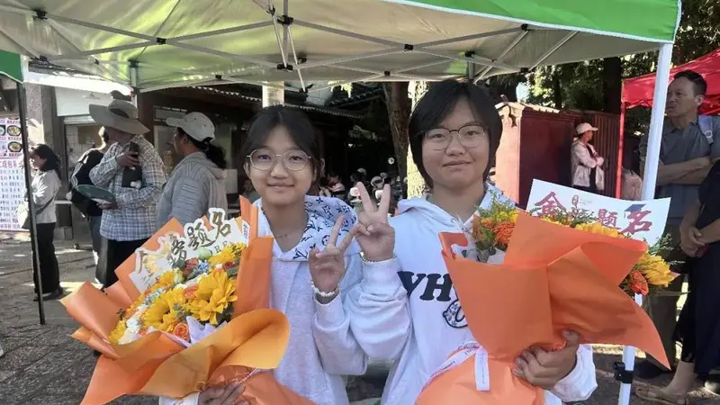 丽江6715人参加高考!弟扛带泥整株向日葵为姐加油,原生态版“一举夺魁”?