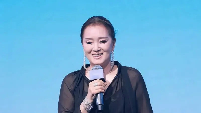 60岁巩俐上海活动！穿透视衣涂大白唇气场全开，松弛又霸气太绝了