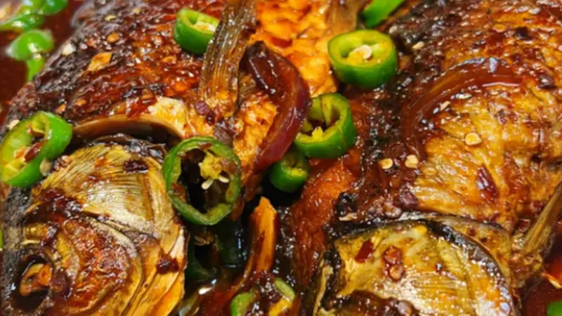 云南酱炖鲫鱼秘诀,去膜煎鱼慢炖酥骨入味