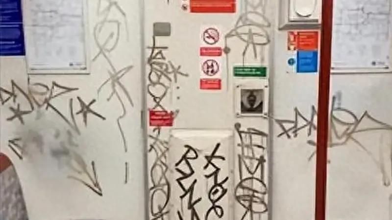 博主吐槽伦敦地铁脏乱破,遭香港影帝嘲讽 穷土包子,网友怒了
