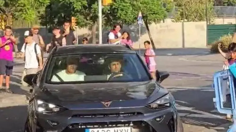 签约在即!世体:罗德里抵达巴萨基地接受体检 球迷列队欢呼