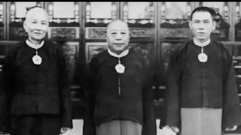 老照片:民国上海滩青帮三大亨同框,黄金荣爱钱、杜月笙会做人,另一位是谁?