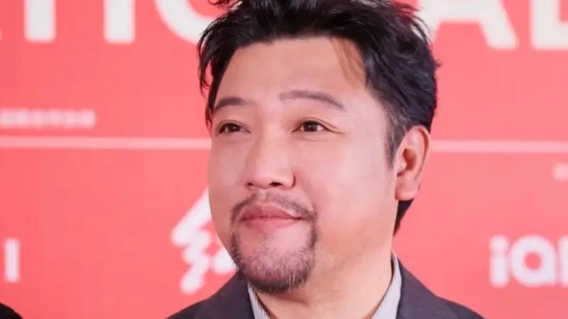 “东北酒王”贾冰，剧组连干6瓶洋酒，第二天差点吐血