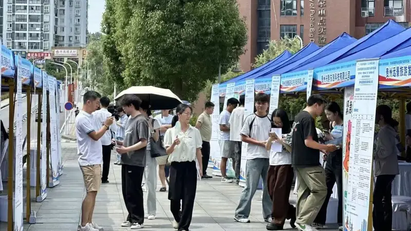 贵阳贵安2026年高校毕业生留筑系列活动暨“宏志助航计划”贵州大学专场双选会举行