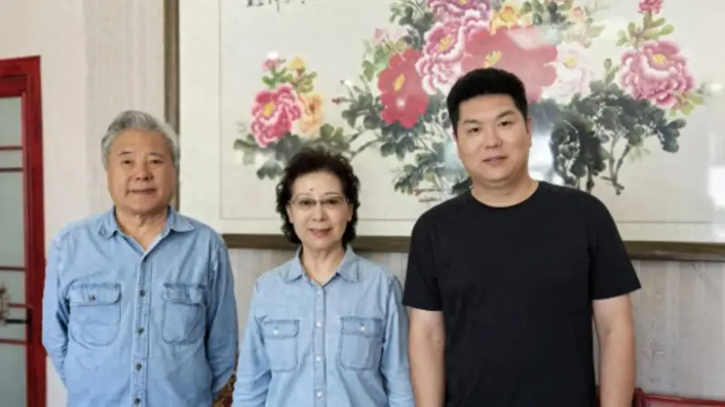 她是著名歌唱家，与著名大导演离婚，带儿子嫁高官，如今定居北京