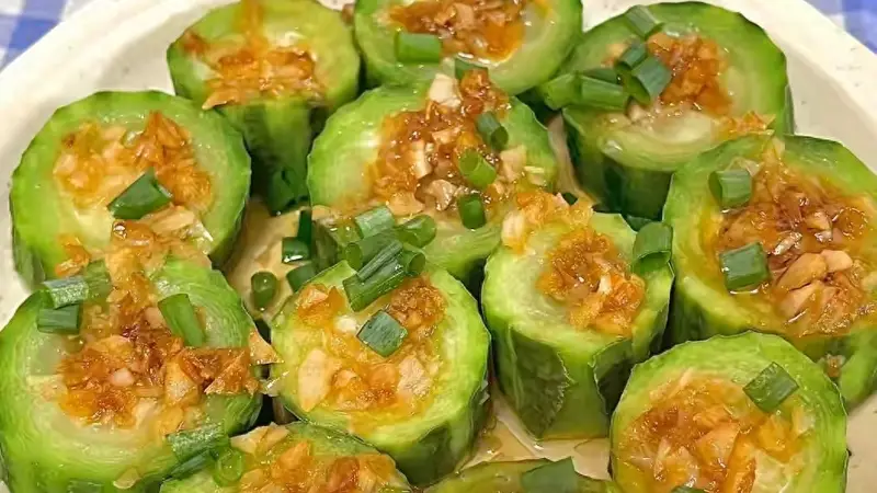夏天，这菜使劲吃，一润肺，二祛湿热，三通便，上锅一蒸太鲜美了