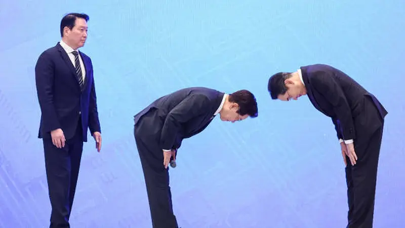 韩国总统向财阀90度鞠躬，甚至“原本想行跪拜大礼”