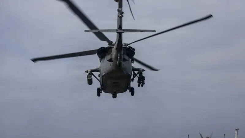 美军“布什”号航空母舰一直升机水上紧急迫降，3人获救、1人失踪