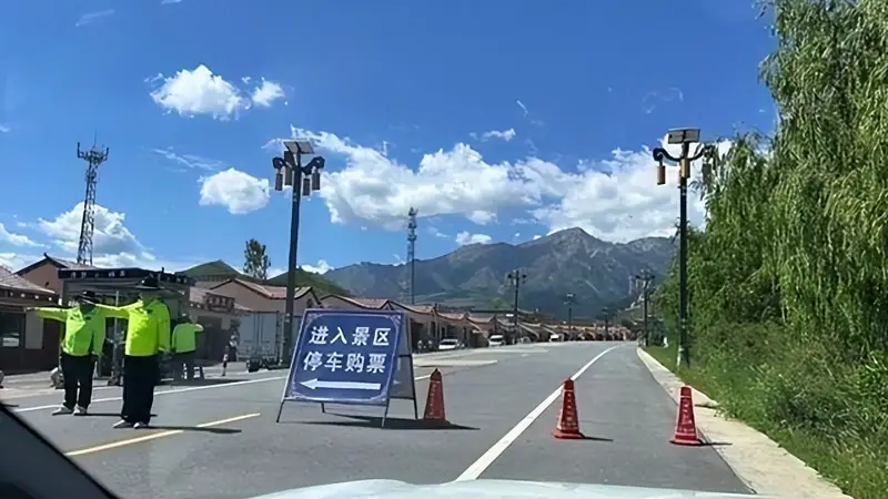 国家修的路,凭啥不让走?甘肃景区设卡拦车引争议,官方回应