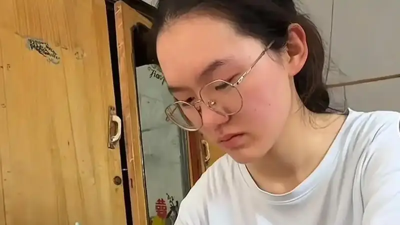 高考699分女孩报清华却被网暴，到底是谁在替她“不配”？