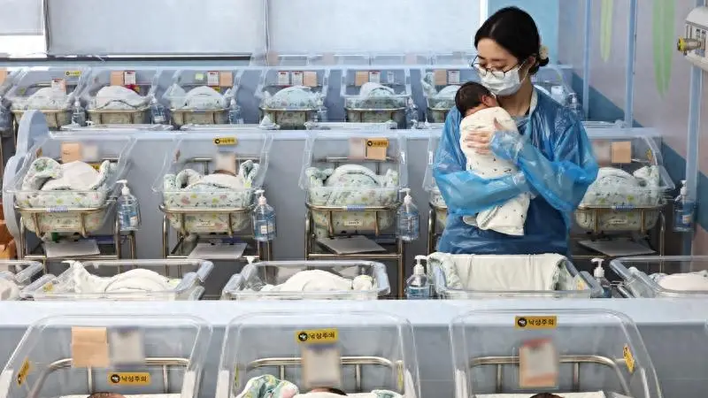 韩国放弃苦劝“丁克族”生孩子，投入280万亿后，效果立竿见影？
