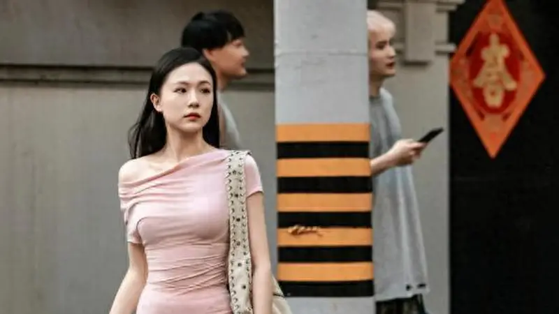 被上海街拍惊艳到！满大街都是“上窄下宽”的打扮，洋气显瘦极了