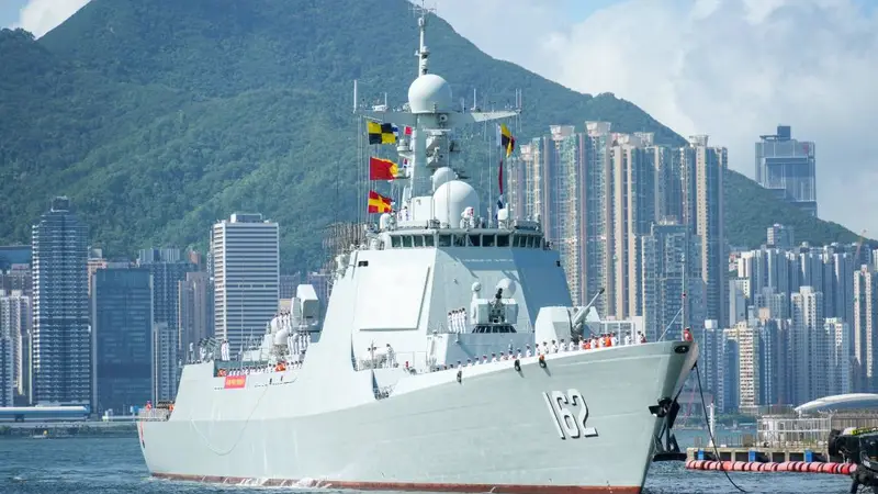 综述:国安家好庆回归 香江舰影引热潮——南宁舰、衡阳舰抵港激发爱国热情