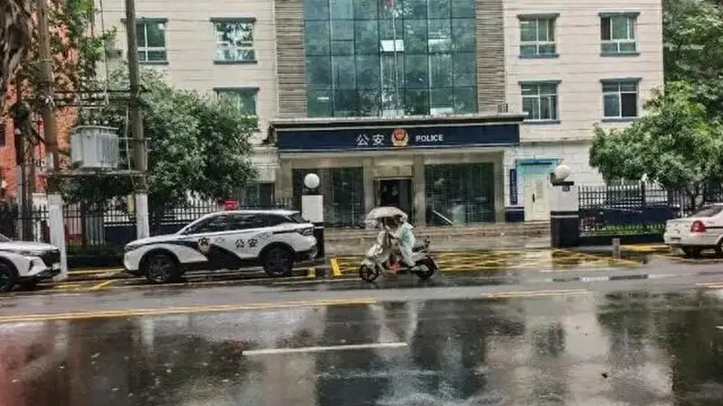 男子称多次报警反映有人遛狗不牵绳，被两度当精神病强制送医67天，报案三年未立案