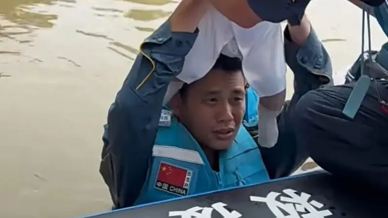 “担心水中有细菌,所以将婴儿举过头顶”
