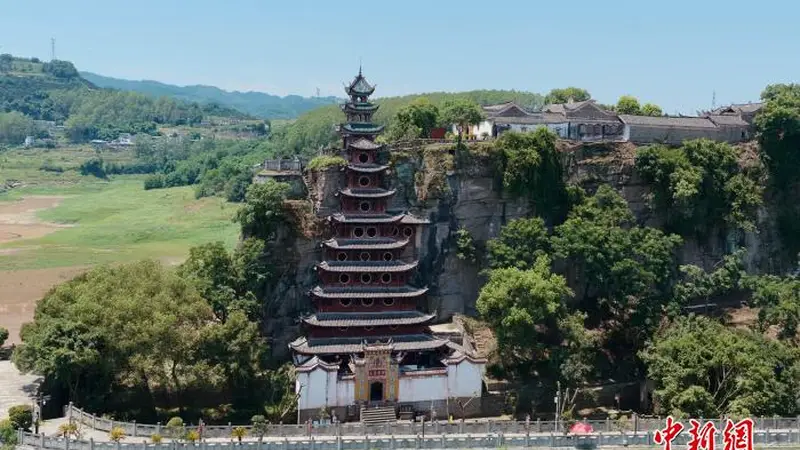 (长江十年行)长江重庆段水位回落 “长江盆景”石宝寨“显真容”