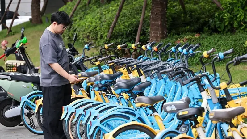 美团、青桔、哈啰集体涨价!共享单车到底在“绑架”谁?