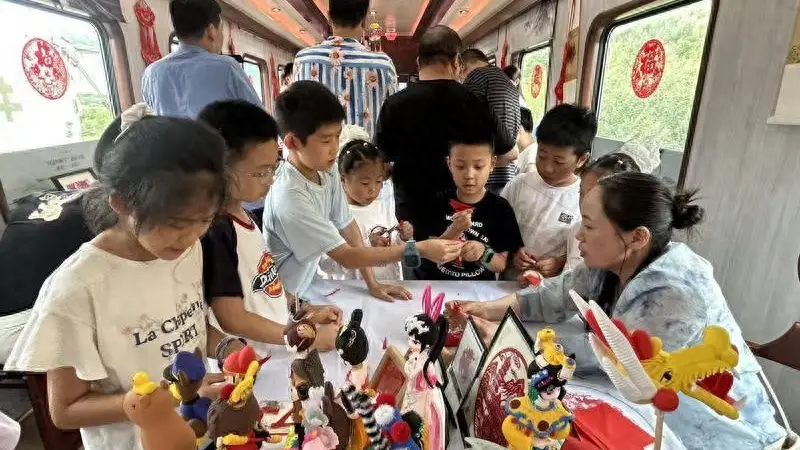朝辞古都长安 午抵云海崆峒 西安至平凉首开“问道崆峒号”旅游专线列车