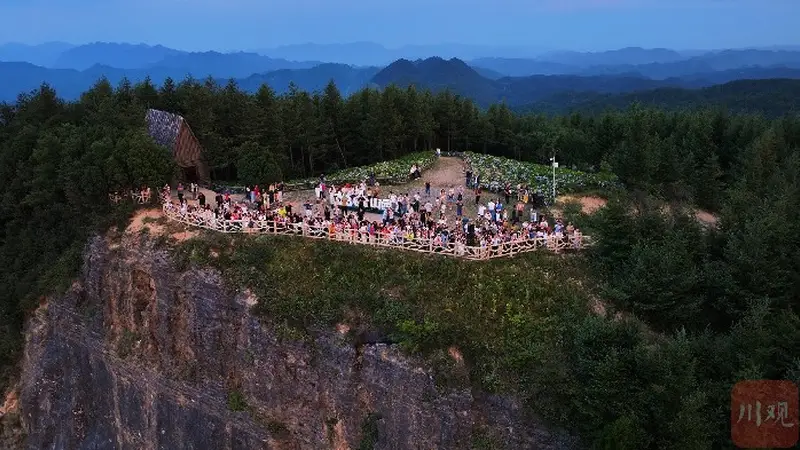 广元望远山迎来夏日观日热潮 游客清晨登顶共赏云海日出