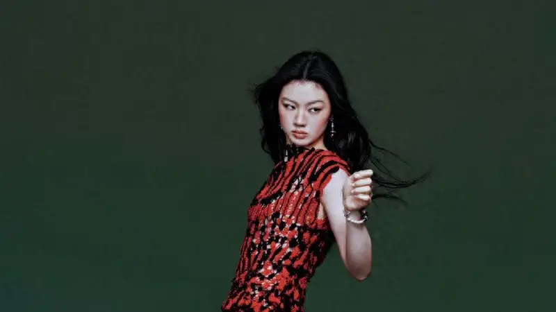 单依纯｜双套 CHANEL 2026 秋冬成衣，裙摆飞扬演绎凌厉优雅舞台美学