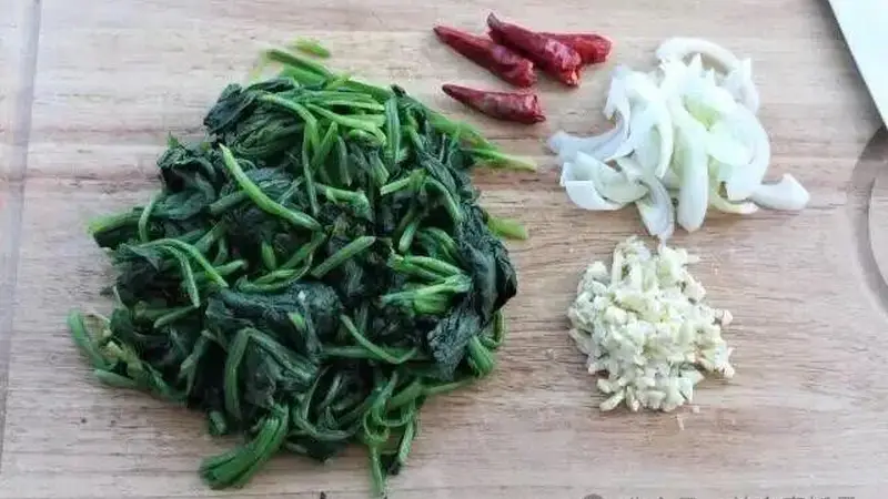 花生拌菠菜VS花椒水煮咸毛豆,夏天好吃的凉拌菜做法!下饭菜+下酒菜,伏天食欲挺好!