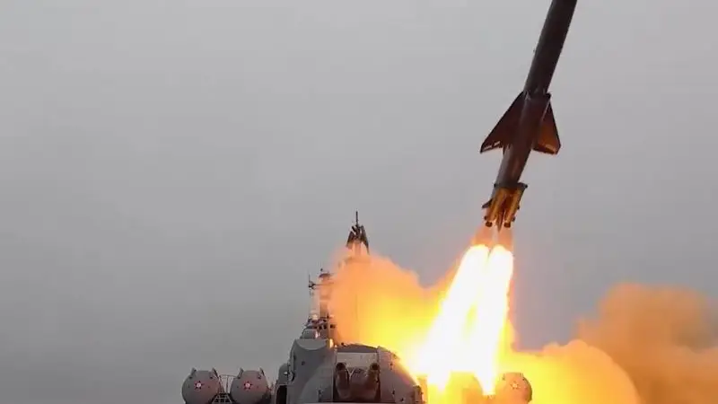 俄罗斯北方舰队举行多兵种演习 发射多枚巡航导弹