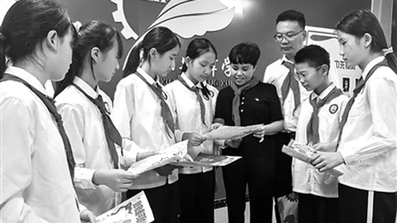 “杨妈妈,看我们画的喀喇昆仑”
