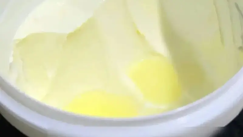 酸奶开封后冒出一层“黄水”!还能喝吗?很多人都搞错了!