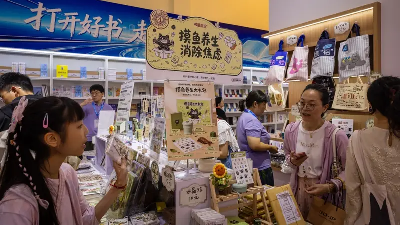 热情的读者把工作人员挤到展台门口,上海书展上的文创何以圈粉?