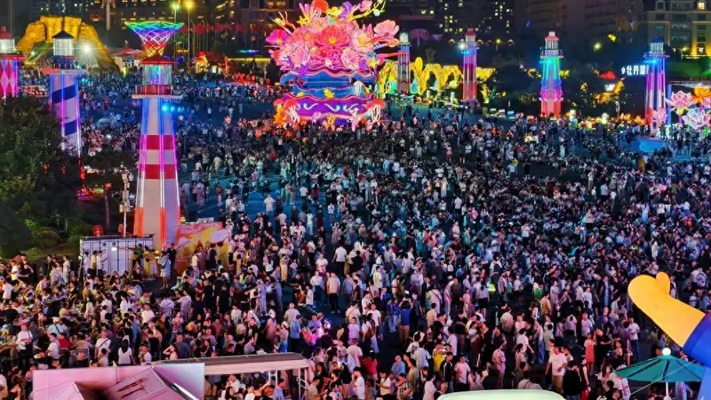 啤酒节闭幕夜“人鼓了”,游客赶节日“末班车”涌入啤酒城!