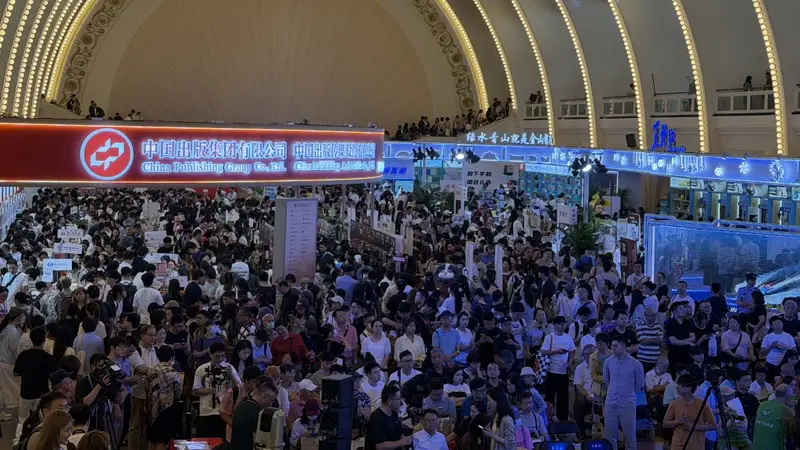 单日入场人次突破6.5万！都在感慨出版业“遇冷”，为何上海书展人山人海