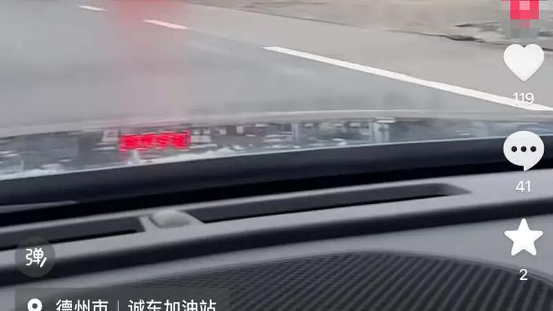 “缺斤少两，枪毙站长”？！山东一加油站打出“雷人”广告；站长：“就是搞笑用语，现场可以用桶测量”【山东商报·山海新闻】
