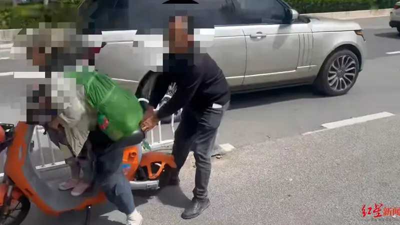 孩子车内呕吐引发500元清洁费纠纷,网约车司机被指尾随、滋扰乘客 平台客服回应